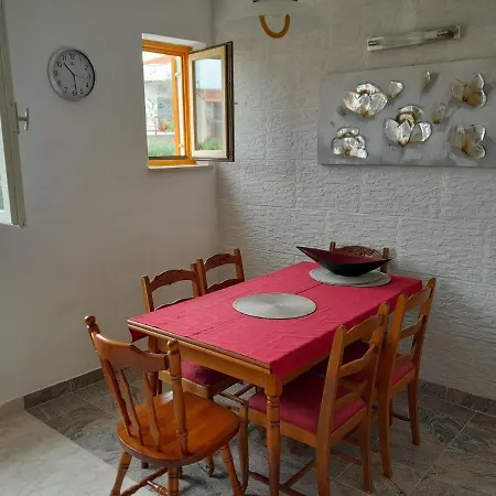 Tranquil Retreat Near Drazica Beach *