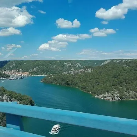 Tranquil Retreat Near Drazica Beach Daire *