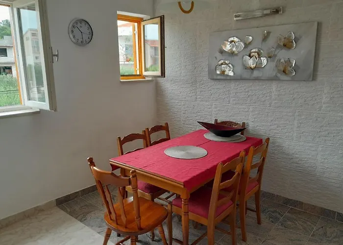 Tranquil Retreat Near Drazica Beach *