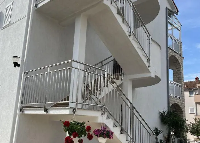 Tranquil Retreat Near Drazica Apartman *